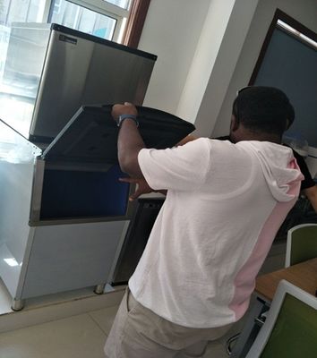 1000kgの氷の貯蔵容量を持つプロの商用立方体製氷機