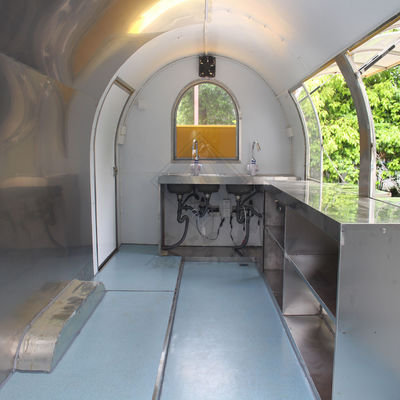 5.5M シングル・ダブルアクセル モバイルフードトラック カスタマイズされた色と長い使用寿命