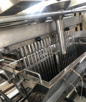 8000x2100x2100mm 倒し速さ 15-30 n/min フラットハードロリポップ用のキャンディー生産ライン