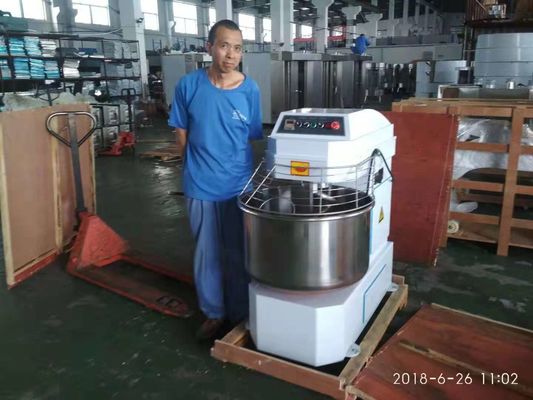 100kg出力容量 工業用パスタミキサー ダブルモーション ダブルスピード 操作が簡単
