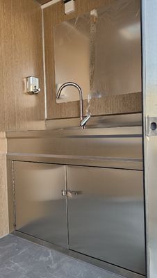 公共の便宜のために,外装のカスタマイズされた色のポータブルモバイルトイレトレーラー