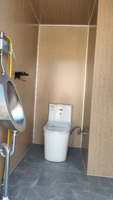 公共の便宜のために,外装のカスタマイズされた色のポータブルモバイルトイレトレーラー