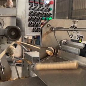 2024年にワッフルロールスナック生産のための380Vの卵丸を作る機械